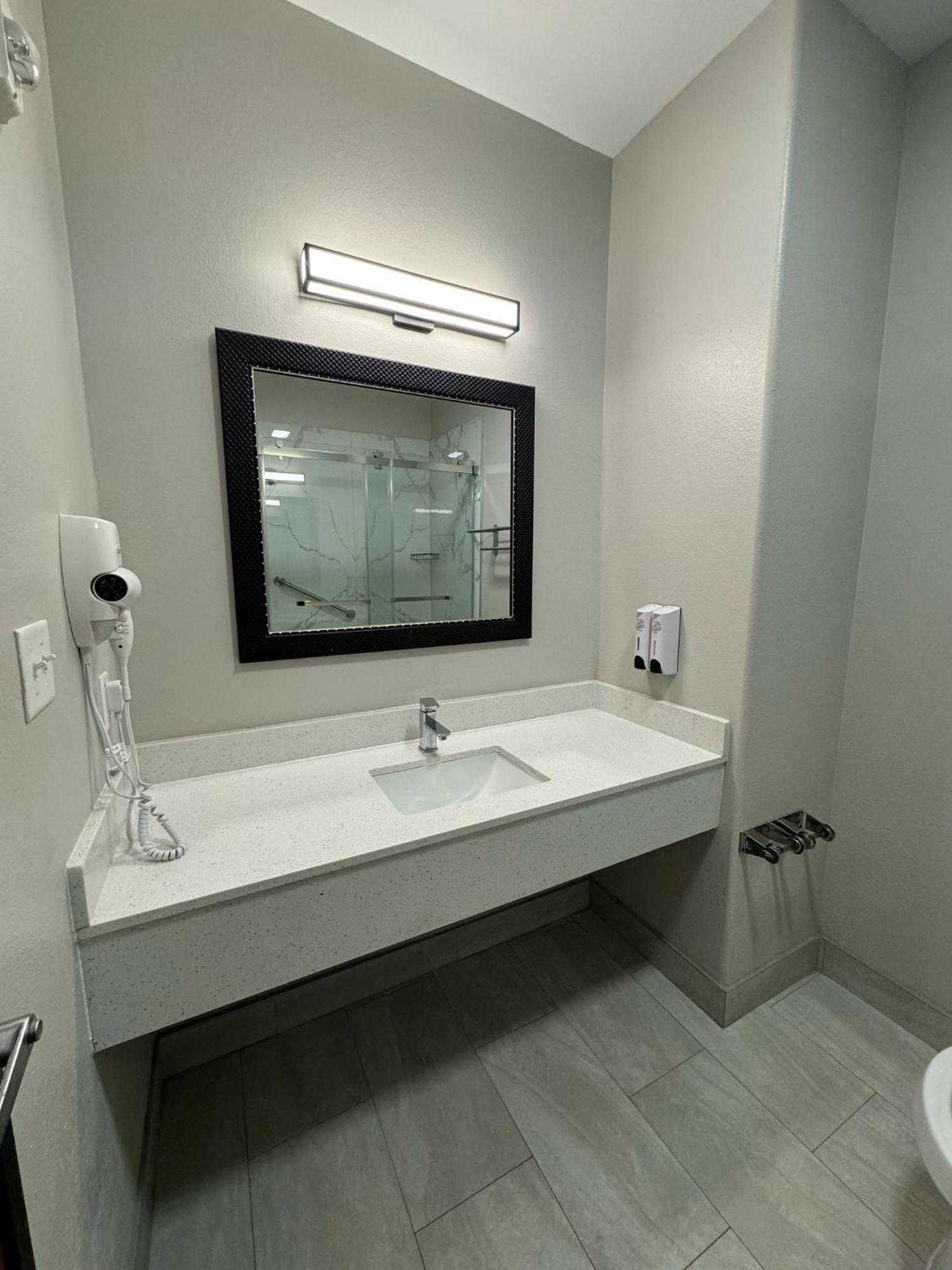 Red Roof Inn & Suites Лейк Чарлс Екстериор снимка