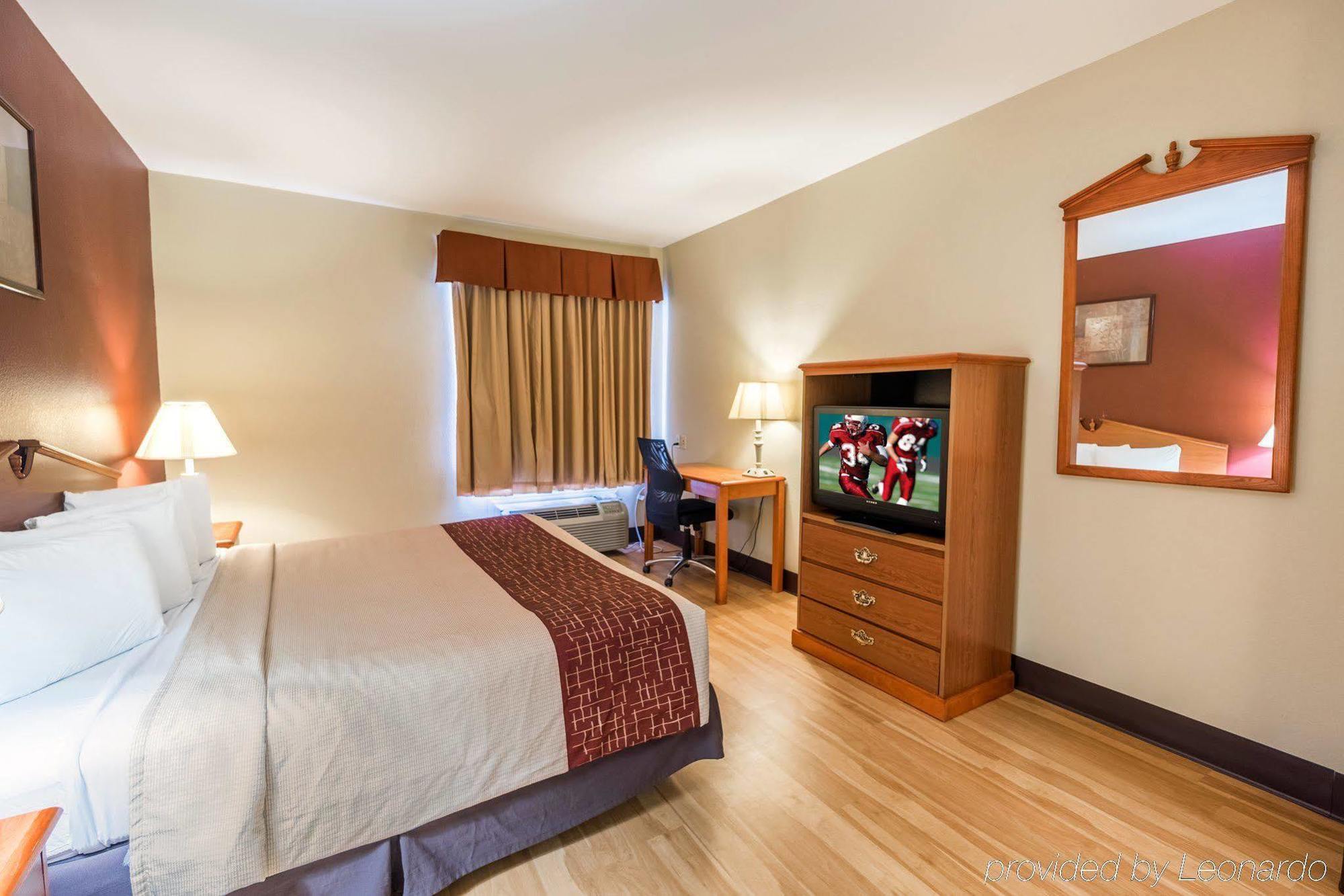 Red Roof Inn & Suites Лейк Чарлс Екстериор снимка